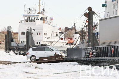 Паромы прекратили перевозить легковые автомобили из Якутска в Нижний Бестях и обратно / Мария Горохова   