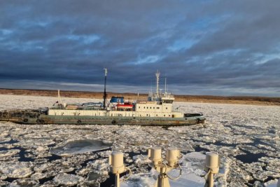 Первые паромные перевозки под сопровождением ледокола начались на реке Лене Якутии / ЯСИА   