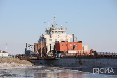 В Якутии грузовые перевозки на переправе Жатай-Техтюр продлятся до открытия автозимников / ЯСИА   