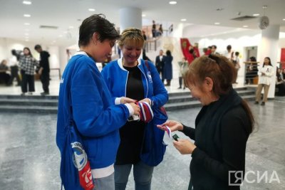 «Волонтёры Победы» раздали жителям Якутска ленты в цветах флага России / Нарыйа Пахомова   