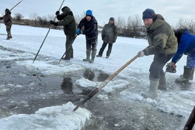 В Якутске провели субботник по заготовке льда для семей участников СВО / ЯСИА   