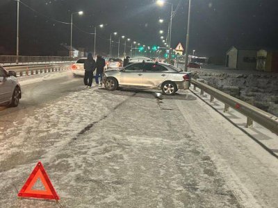 В Якутске водитель после столкновения с другим автомобилем наехал на металлическое ограждение / ЯСИА   