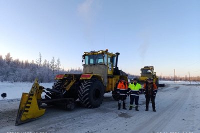 Дорожная техника выехала на пробивку автозимника «Мома» в Якутии / ЯСИА   