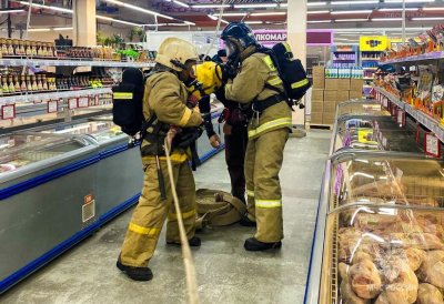 Сотрудники МЧС Якутии провели пожарные учения в торговом центре Якутска / ЯСИА Якутск Якутск Республика Саха (Якутия)