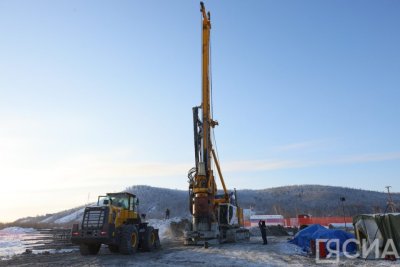 Забетонировано 20 свай первой опоры Ленского моста в Якутске / ЯСИА   