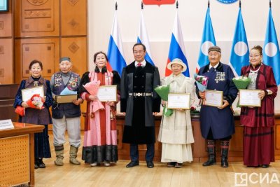 Трехвековое Олонхо, наука в якутском эпосе и возрождение ремесел: труды стипендиатов главы Якутии / Нарыйа Пахомова   