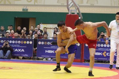 Абсолютные чемпионы турнира по хапсагаю в Томпонском районе Якутии получат по 100 тысяч рублей / Дьулустаан Сергеев   