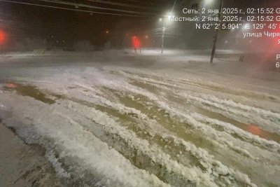 В Якутске из-за аварии на сетях произошел разлив на дорогу / ЯСИА   